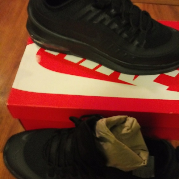 Tennis shoes - Picture 3 of 3